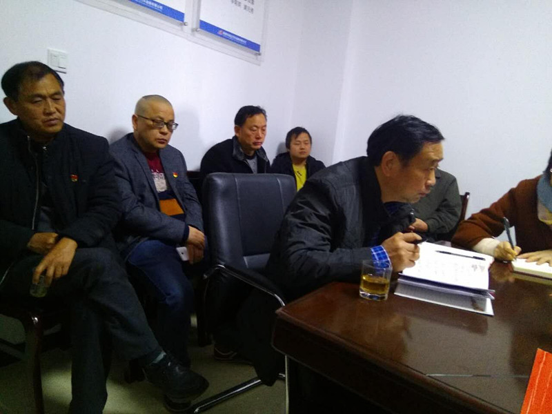 集团董事长兼支部书记雷志超同志在认真听十九大的辅导报告