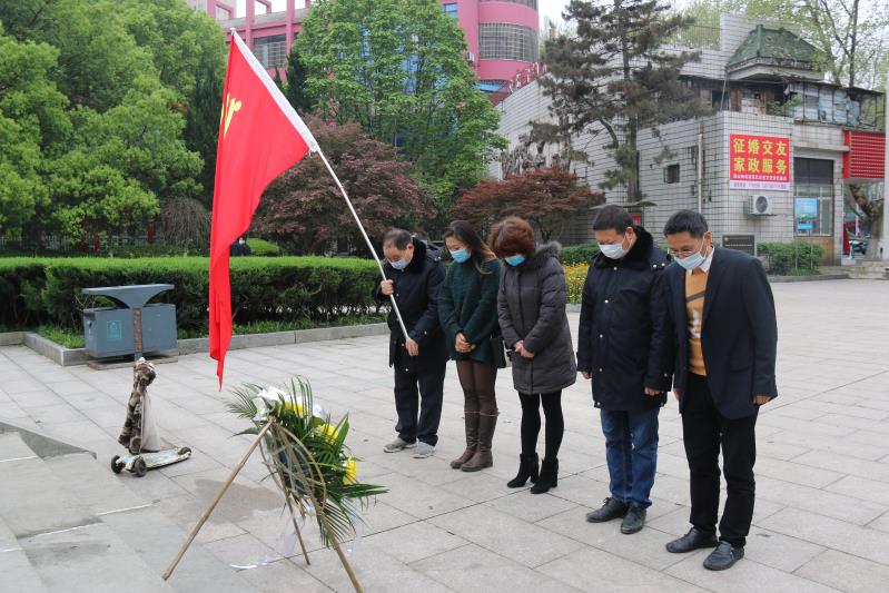 湘北汽运党支部主题党日活动，缅怀抗日英烈，祭扫墓地，敬献花篮。